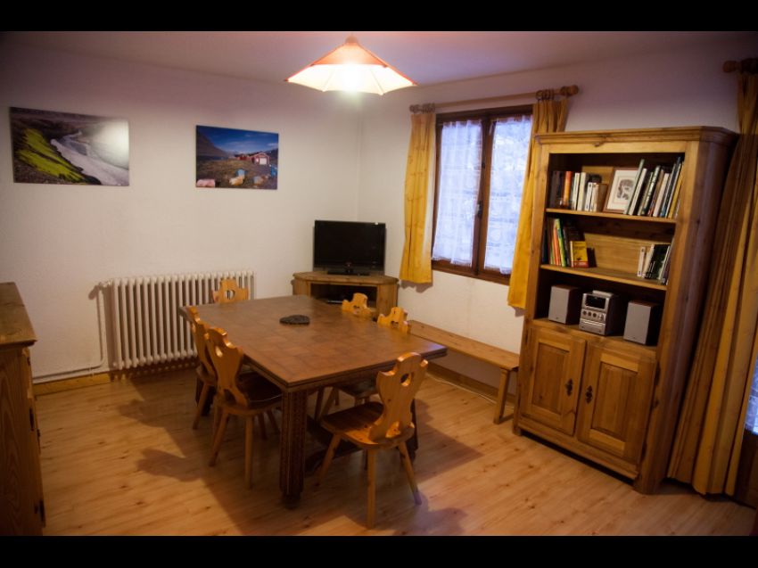 Salle de séjour avec canapé convertible gigogne. Bibliothèque. Téléviseur couleur avec lecteur DVD. Sur demande lit bébé et chaise haute.