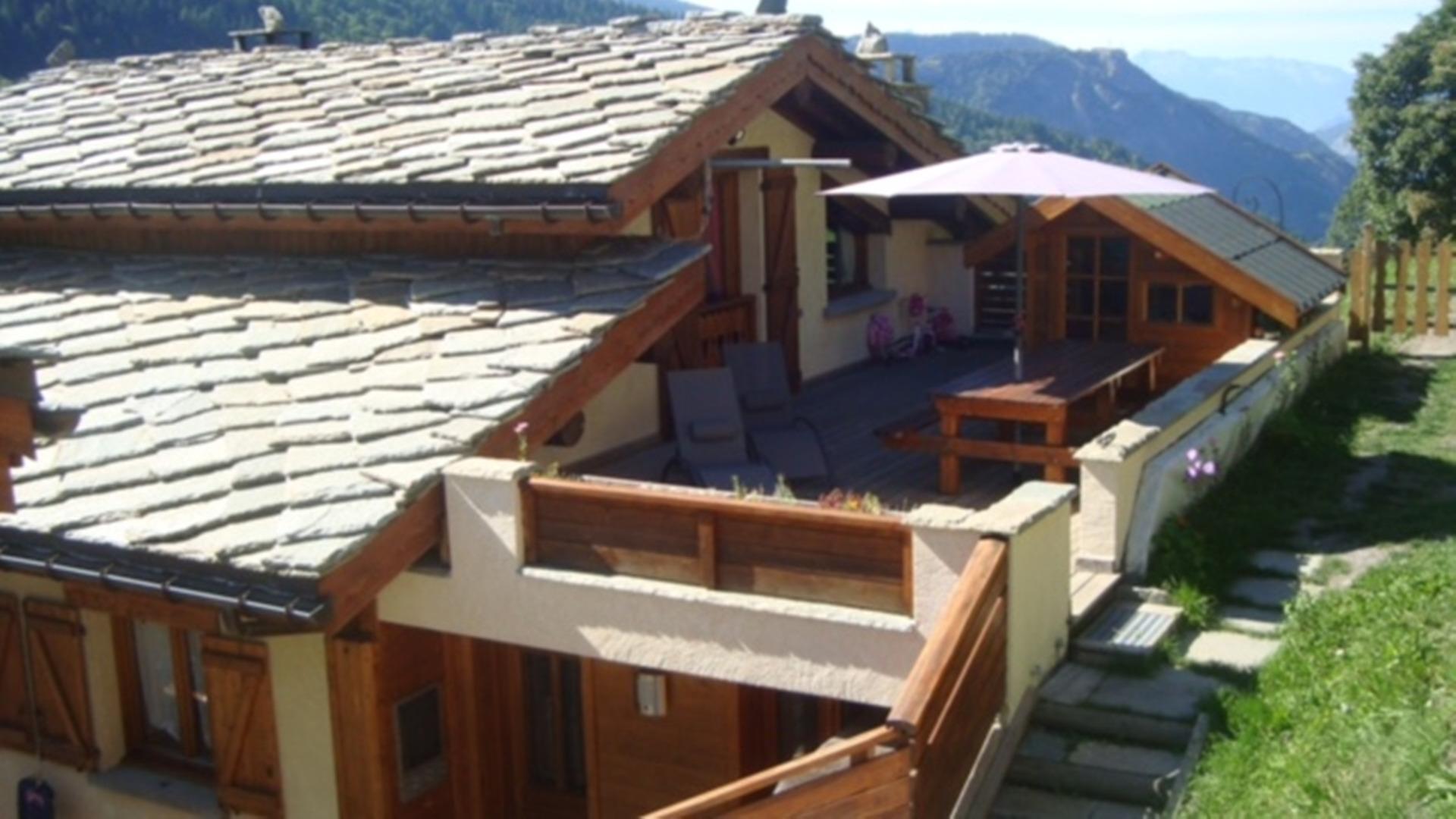 Terrasse extérieure, derrière le chalet l'été