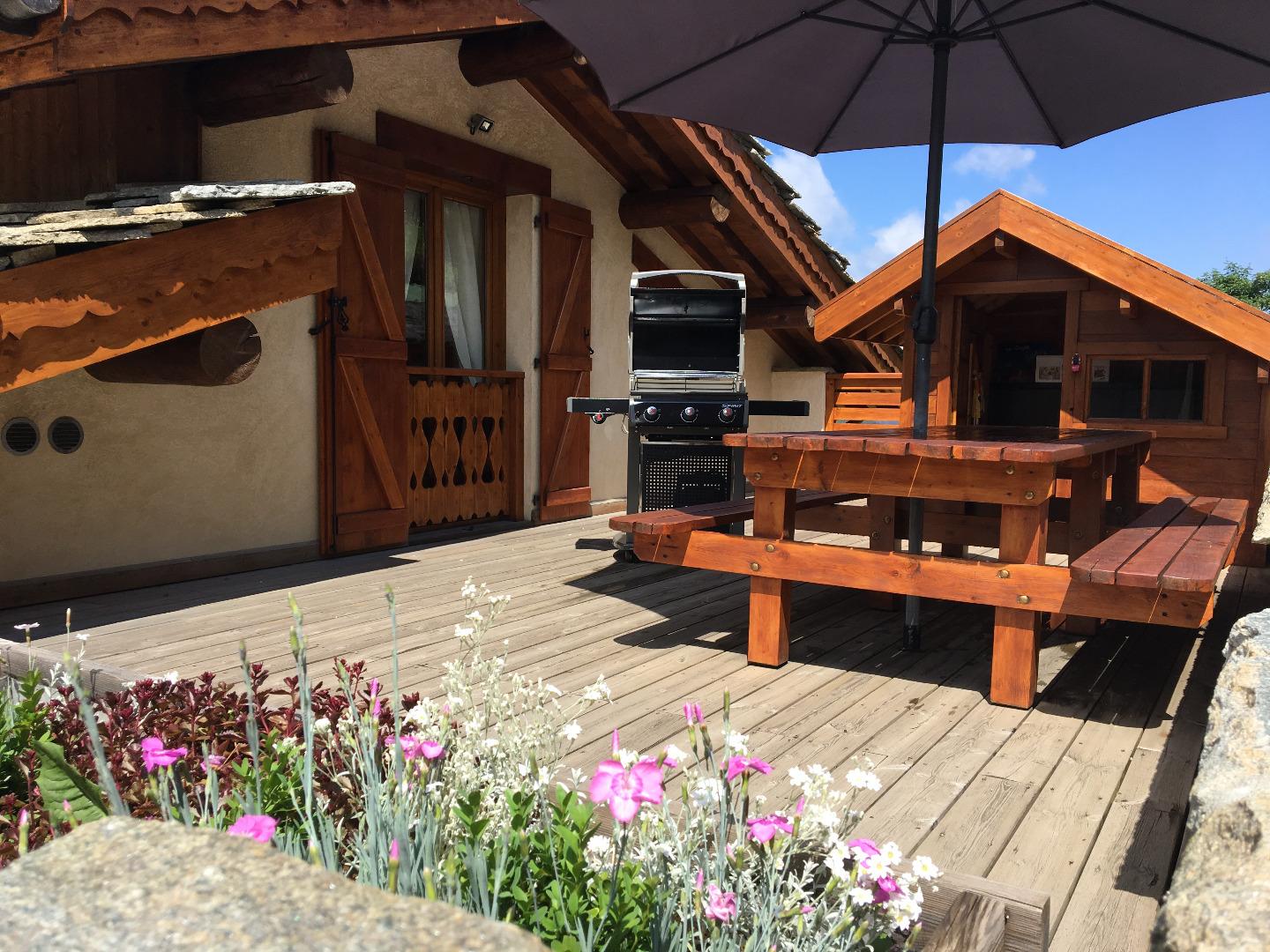 Coin terrasse, calme vu montagne au calme barbecue