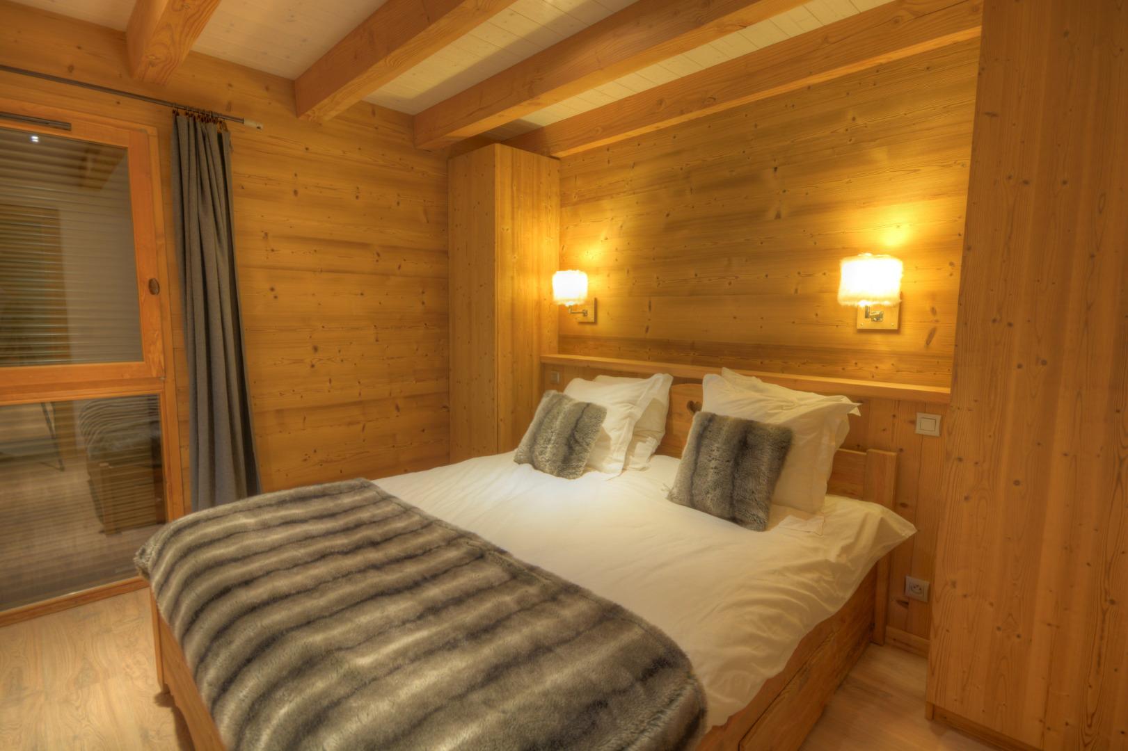 Une chambre la nuit. Toutes les chambres ont la même décoration.