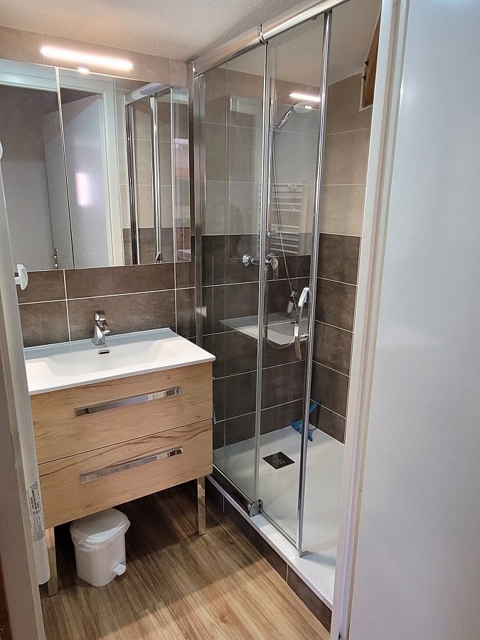 Salle de bain n° 2 à l'étage supérieur  du duplex avec vasque, douche  sèche serviette 