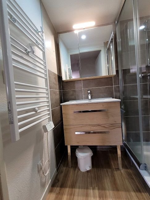 Salle de bain n°2 à l'étage supérieur  du duplex avec vasque, douche  sèche serviette 