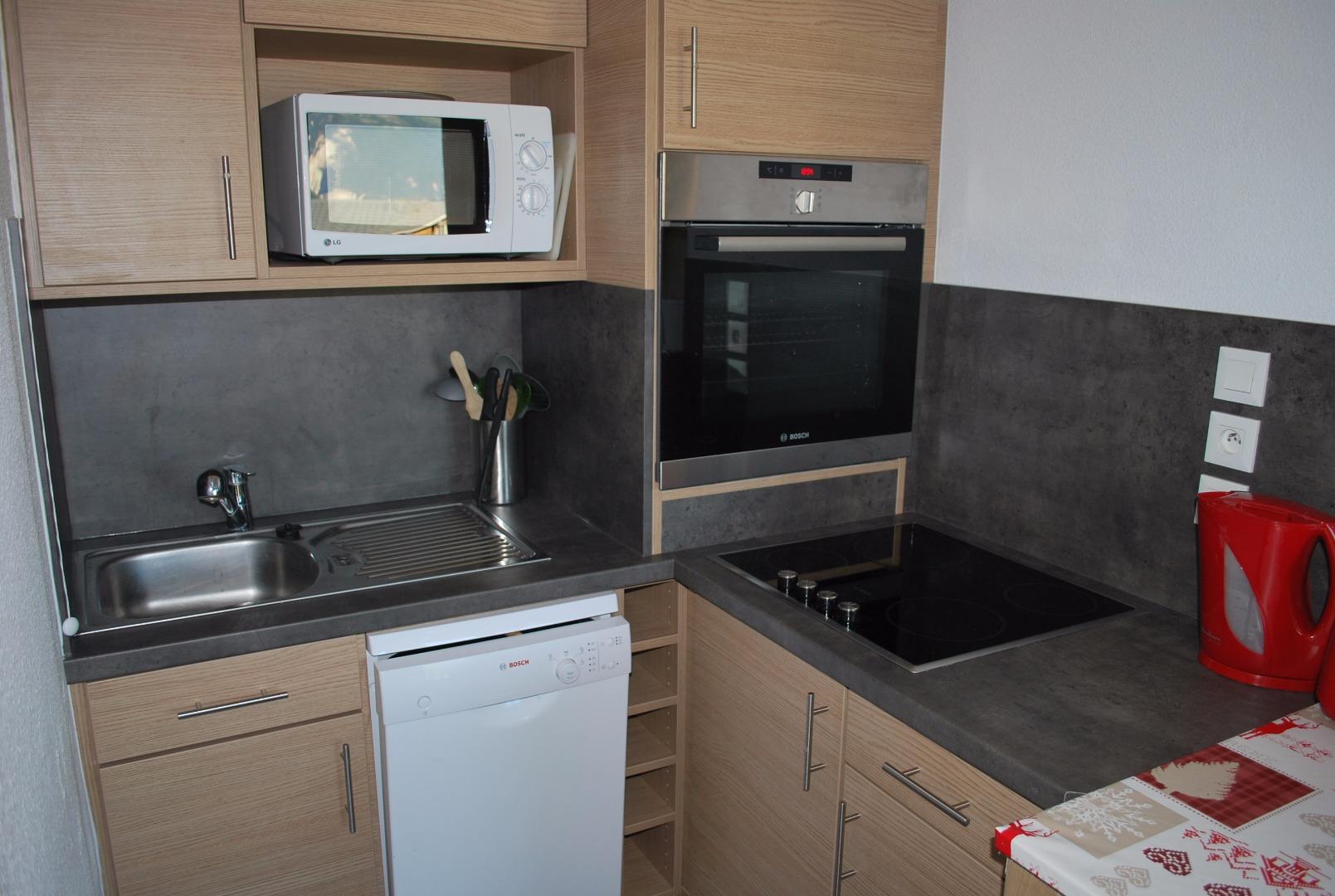 Cuisine équipée à l'étage supérieur (lave vaisselle 9 couverts, micro onde, four à pyrolyse, plaque de cuisson vitrocéramique 4 feux )