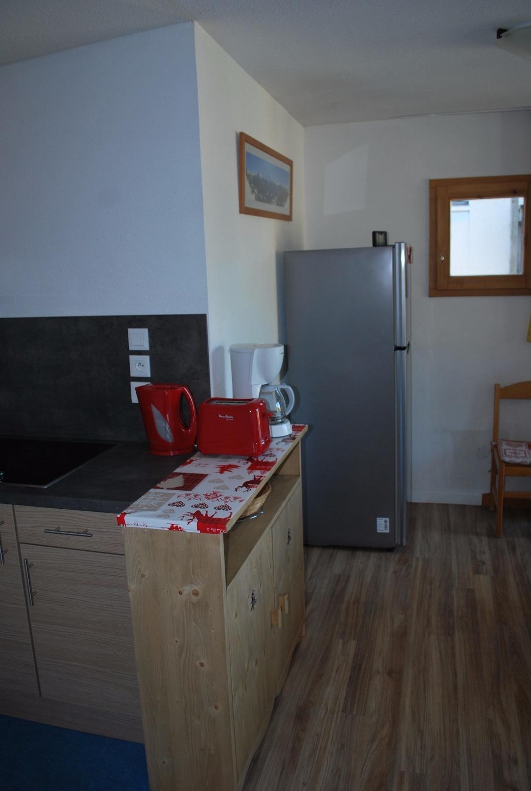 Rangements cuisine et électroménager  (cafetière, bouilloire électrique, grille pain, couverts, ...)