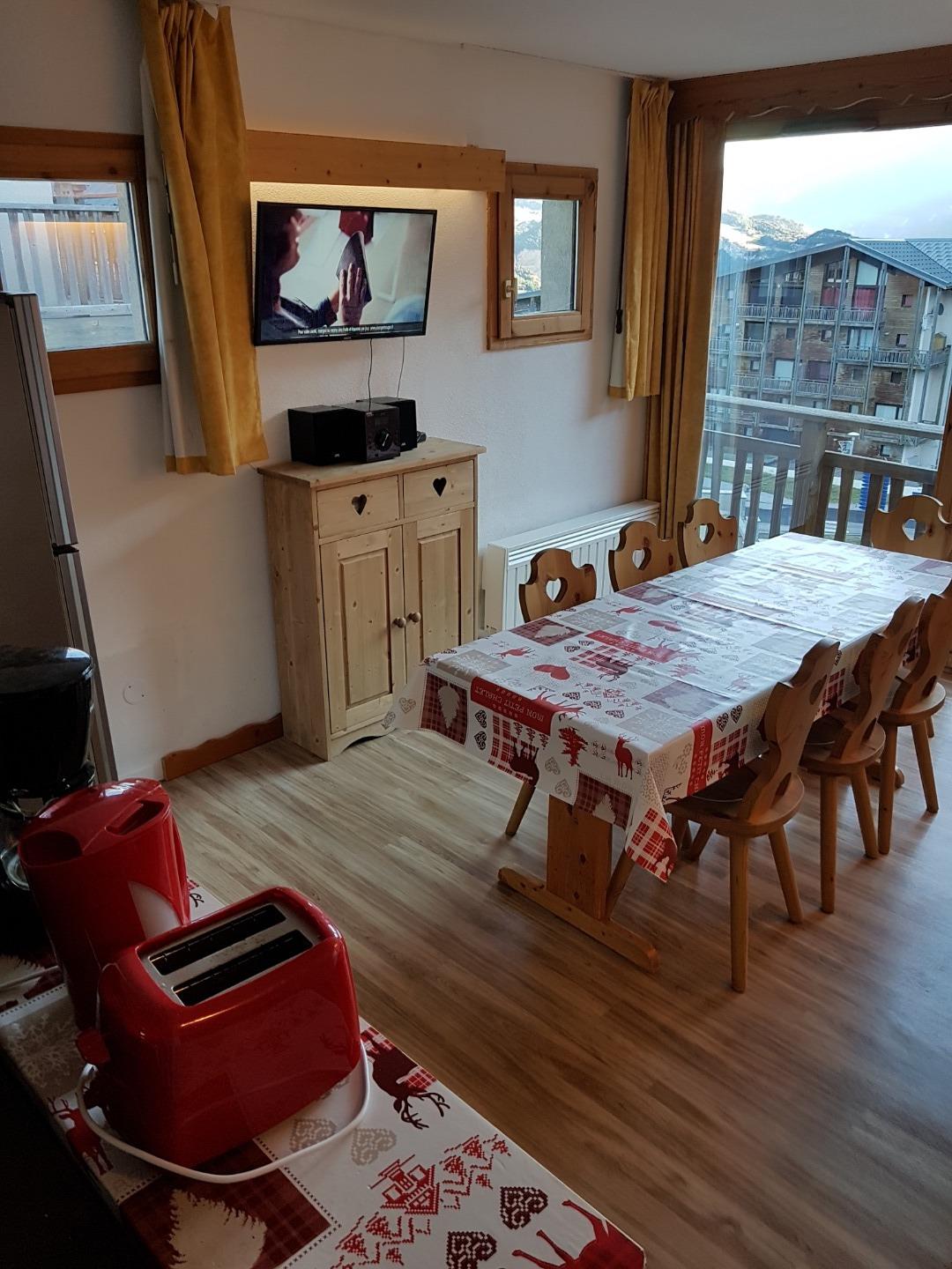 Téléviseur 82 cm (chaînes TNT françaises) et Hi-Fi