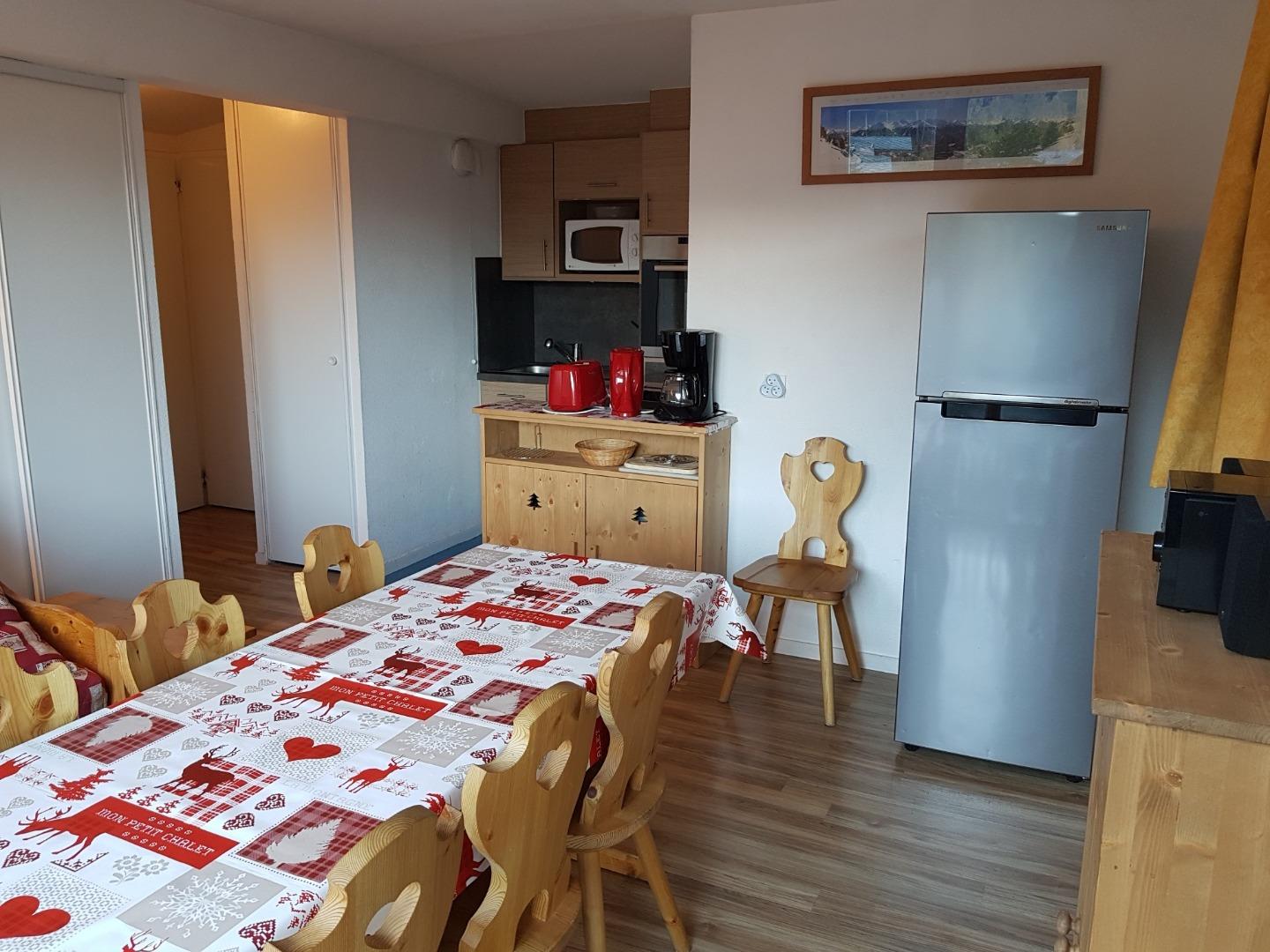 La pièce à vivre, à l'étage supérieur du duplex avec  réfrigérateur (202l)/congélateur (46l)
Cuisine au fond