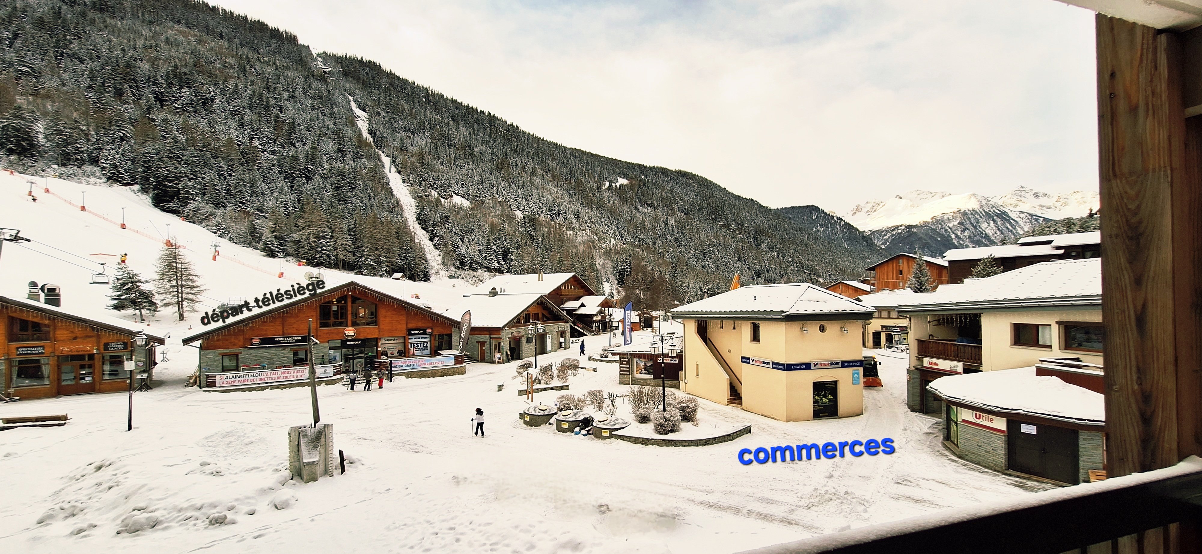 vue du balcon  pied des pistes , commerces a 50m et départ télésiège a 70m 