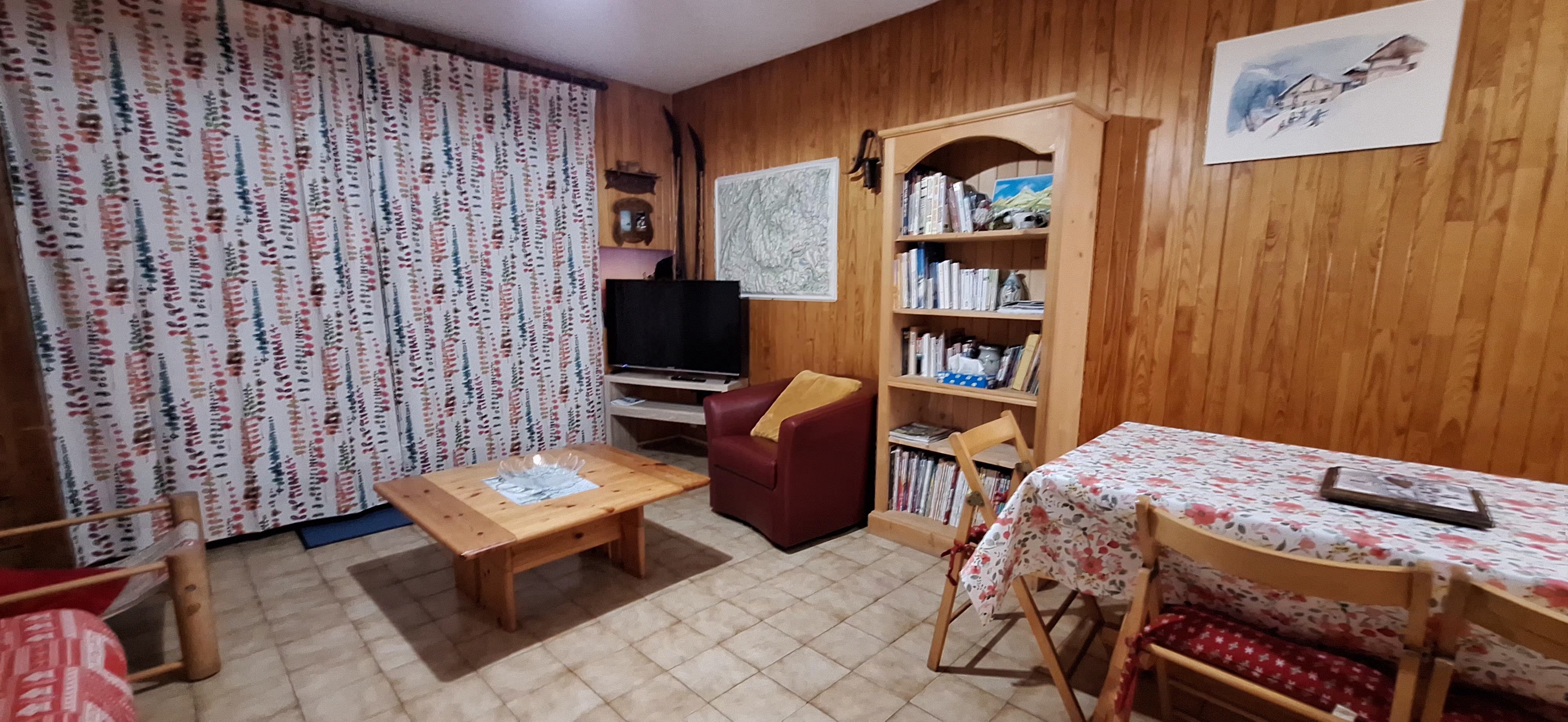 Smart tv 50 pouces  , table 6 places avec banc et 4 chaises.
Bibliothèque avec divers livres et documentations des environs de la station.
