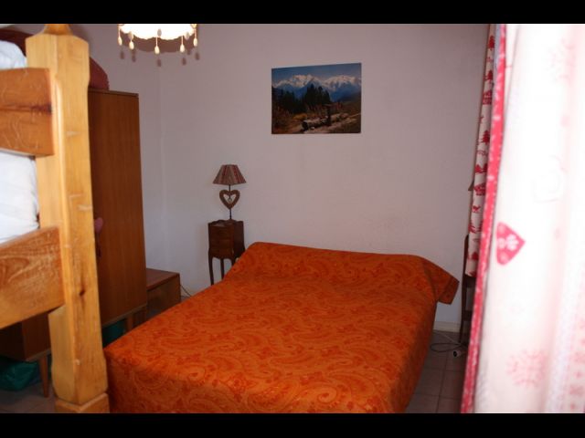  Chambre 16m2 avec lit double matelas récents de 140x200 couettes et lits superposer 80x200 échelle et couette.
Armoire penderie , lampes et table de chevets .
Lit bebe parapluie.

