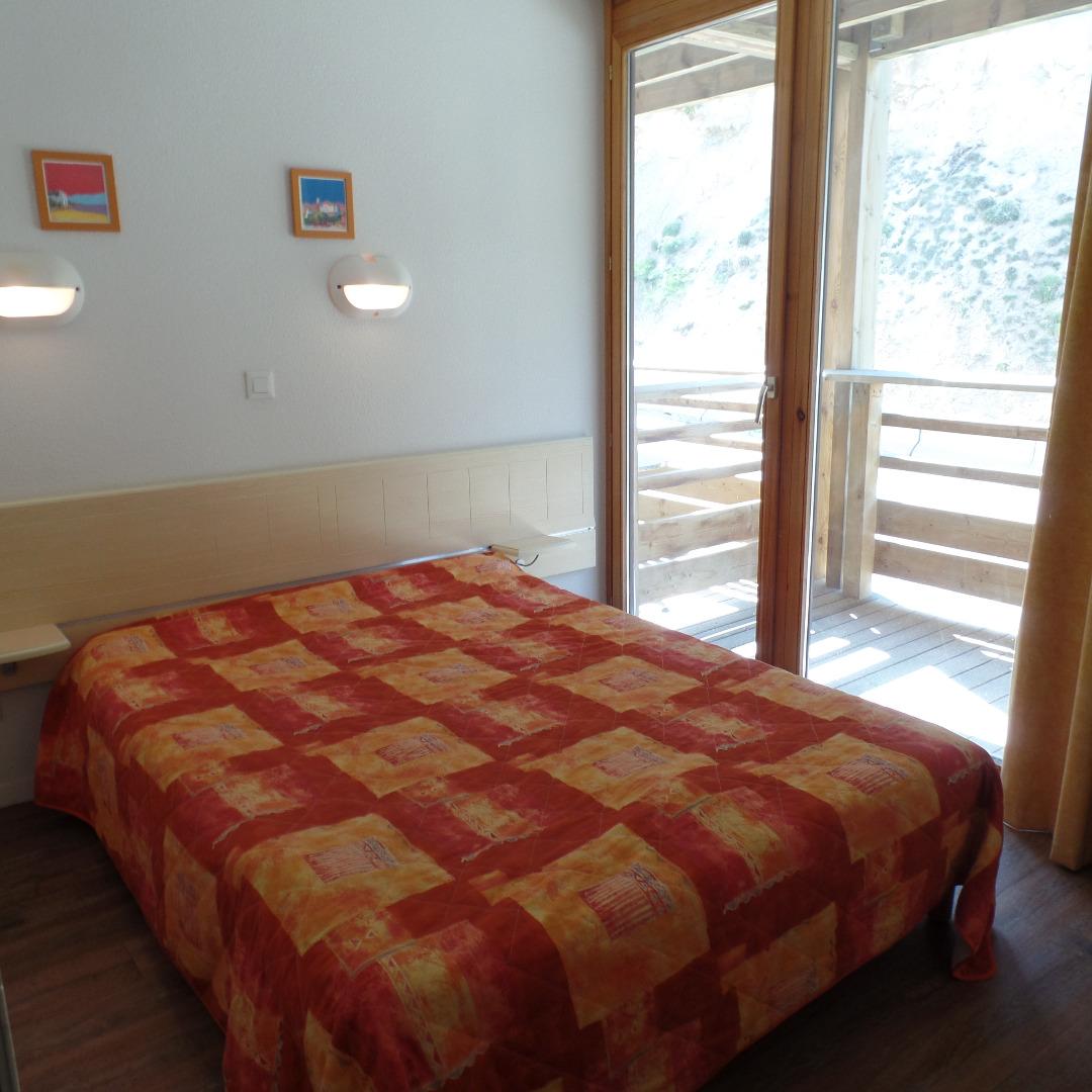 Chambre avec lit double donnant sur balcon
