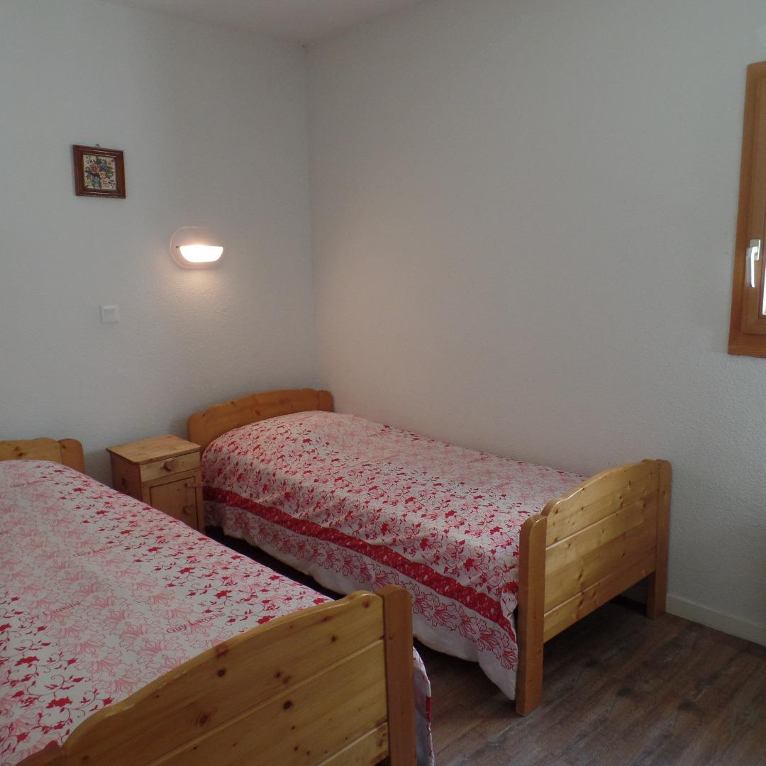 Chambre avec deux lits simples