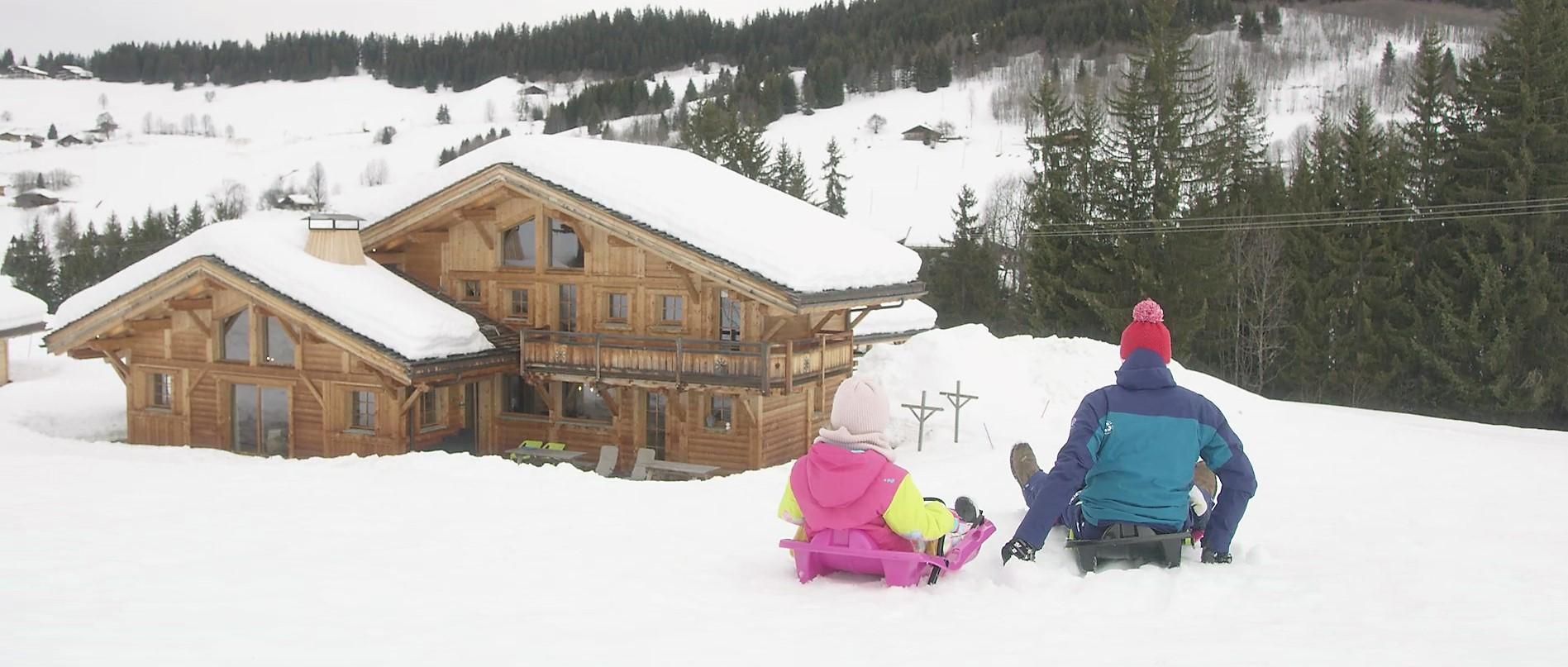 Devant le chalet et sa terrasse un gigantesque espace de jeux pour les petits et grands 