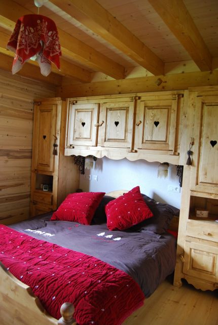 1ere chambre décoration montagne avec salle de bains et toilettes indépendantes; lit en 160/200 cm avec couette et coussins