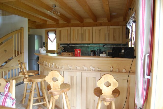 cuisine entierement équipée avec table de travail en granit et placard bois; vaisselle + four, micro-ondes, lave-vaiselle
appareile a raclette, fondue...