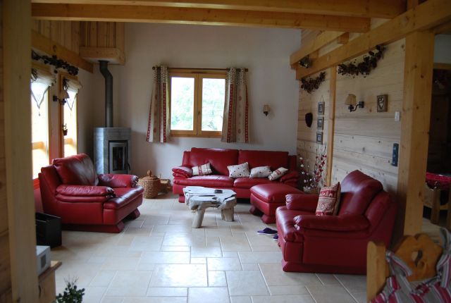 Salon avec poêle à bois , canapé moelleux, TV écran plat, lecteur DVD,Internet  avec terrasse extérieure en bois de 50 m2, orientée plein sud 