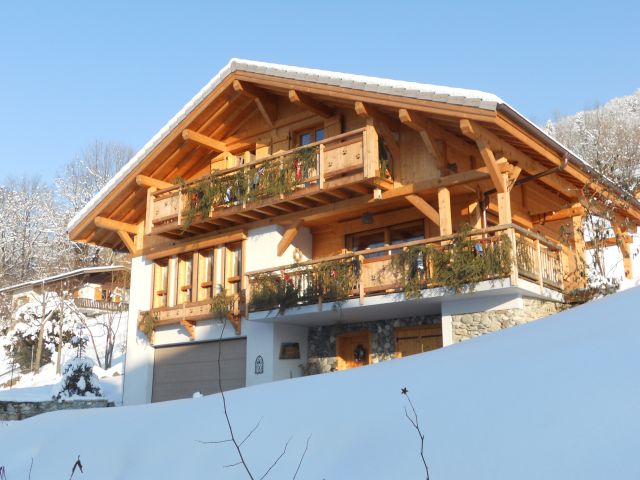 Chalet typique savoyard récent (2009)sur terrain privé de 1200 m2,au pied même du massif du Mont Blanc, orienté Sud-Sud Ouest 
Vue de la façade en février 2012