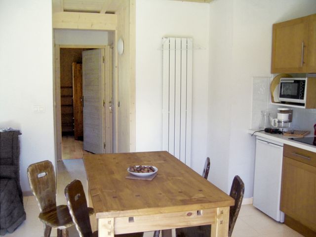Pièce de vie avec le couloir qui donne accès à la chambre.