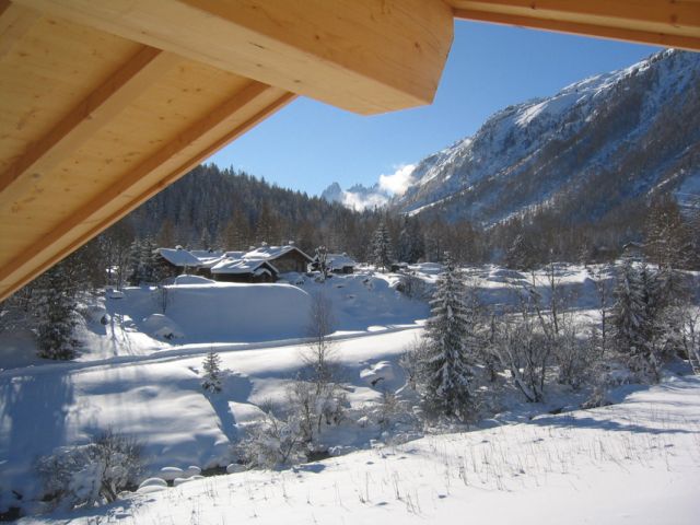 Photographie prise de l’appartement du propriétaire en hiver 2010 — vue sur le hameau des Montets —.