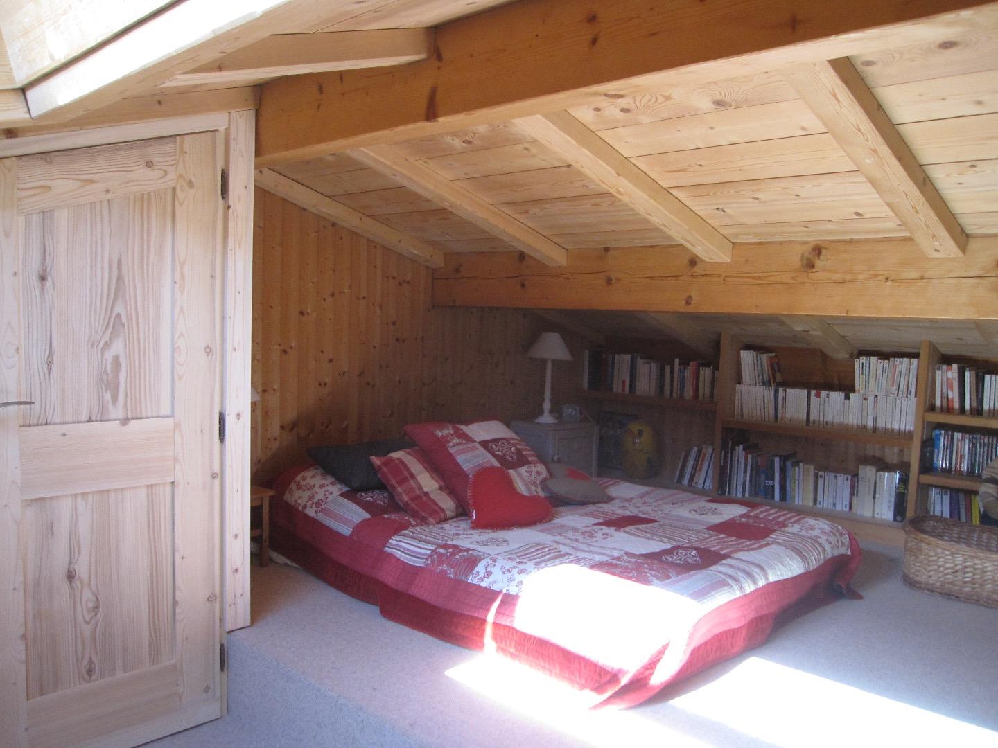 Chambre 4: Chambre sous toit, confortable / Commode de rangements / bibliothèque / Ecran TV réservé aux DVD / Vélux rideau occultant.