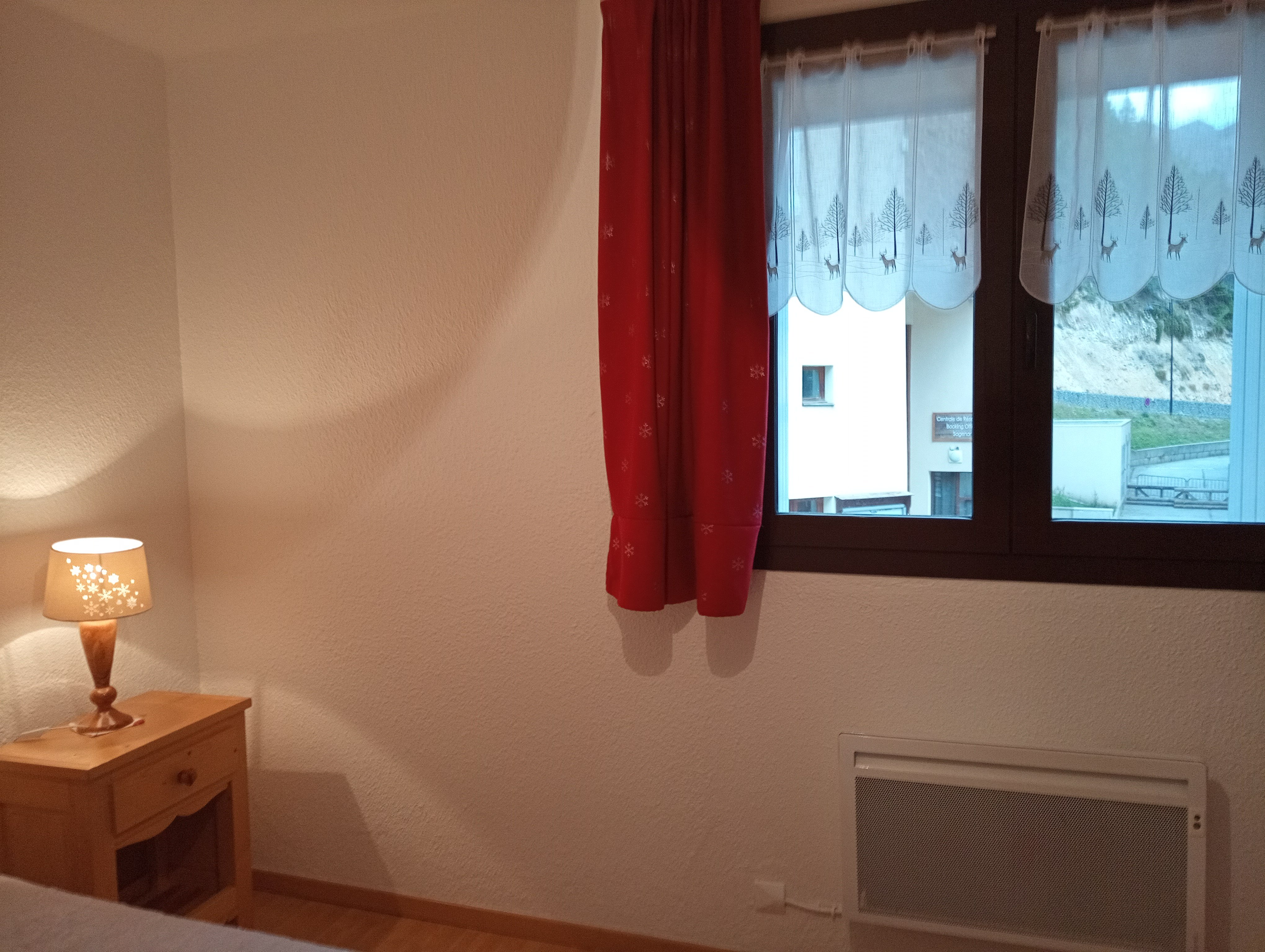 fenêtre chambre qui donne sur le cinéma 