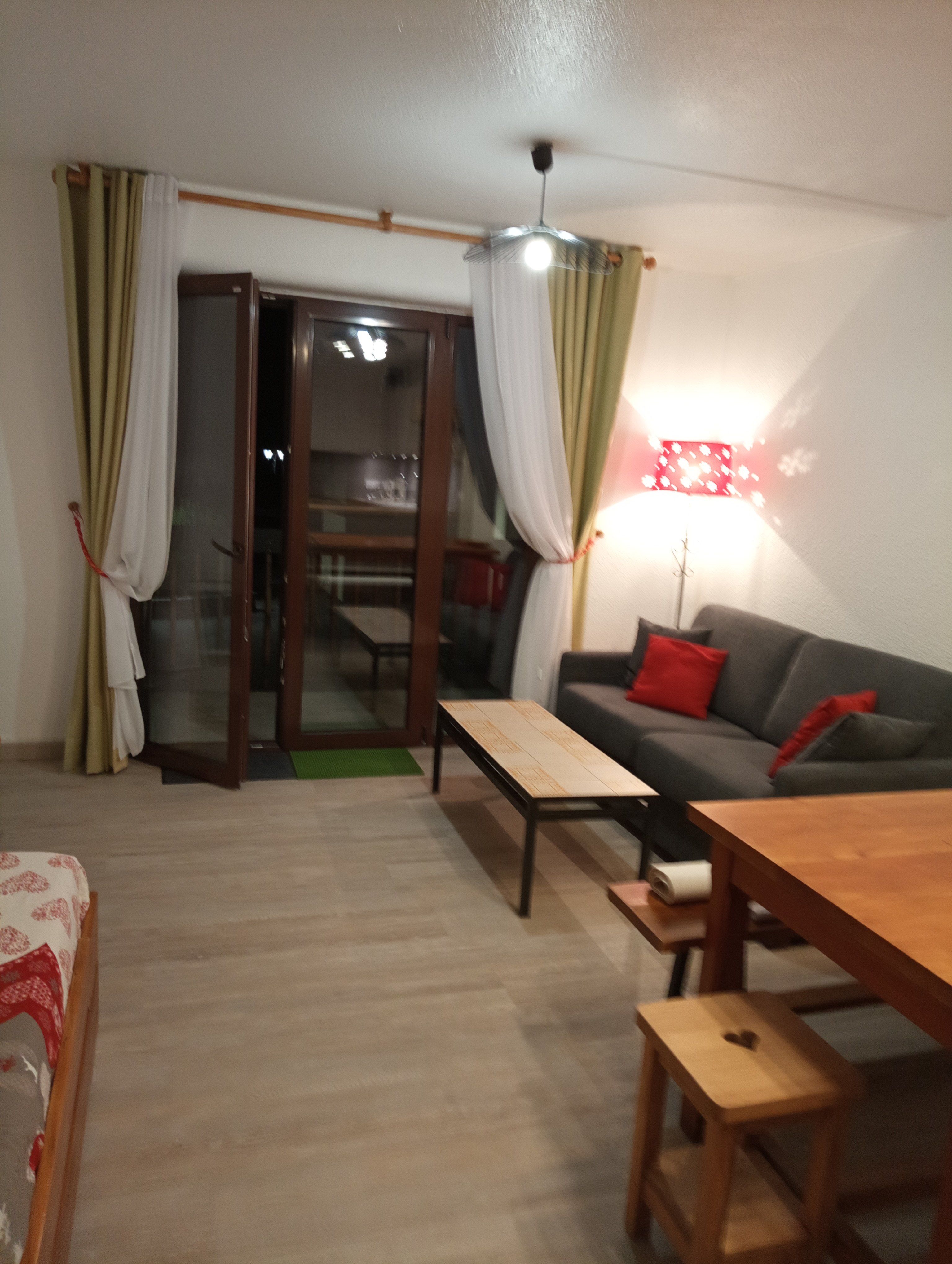 coin salon,la porte fenêtre donne sur le balcon