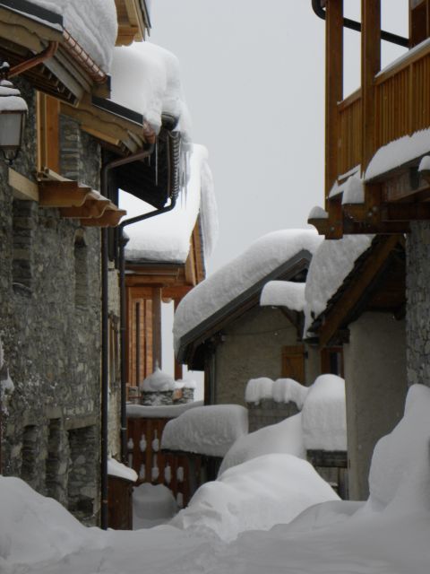 LA HAMEAU DES BOISSES LE HAUT 
TIGNES 1850 
ENTRÉE APPARTEMENT AU FOND A GAUCHE