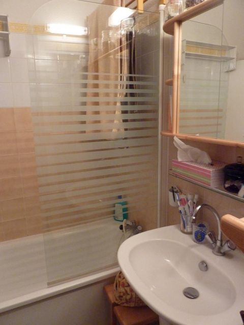 Salle de Bain avec wc, chauffage électrique avec convecteur. table et fer à repasser. 