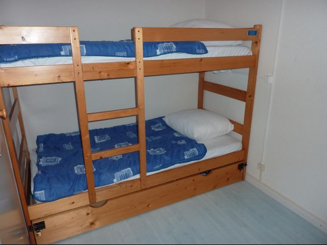 Chambre au rez-de-chaussée pour 3 pers, avec 2 lits superposés en 80 et 1 lit en 90.
Couettes et oreiller 65x65. Meuble de rangement. Eclairage pour chaque lit. Convecteur électrique.
Fenêtre expo Sud. 