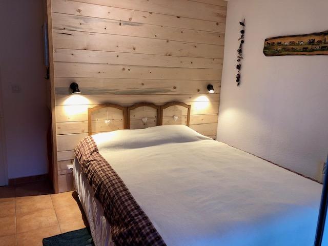 Chambre 1: lit double en 160, armoire double, 