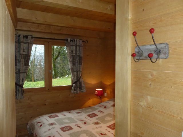 Chambre au rez-de-chassée comprenant un lit double de 190.
Lit fait gratuitement à l'arrivée.