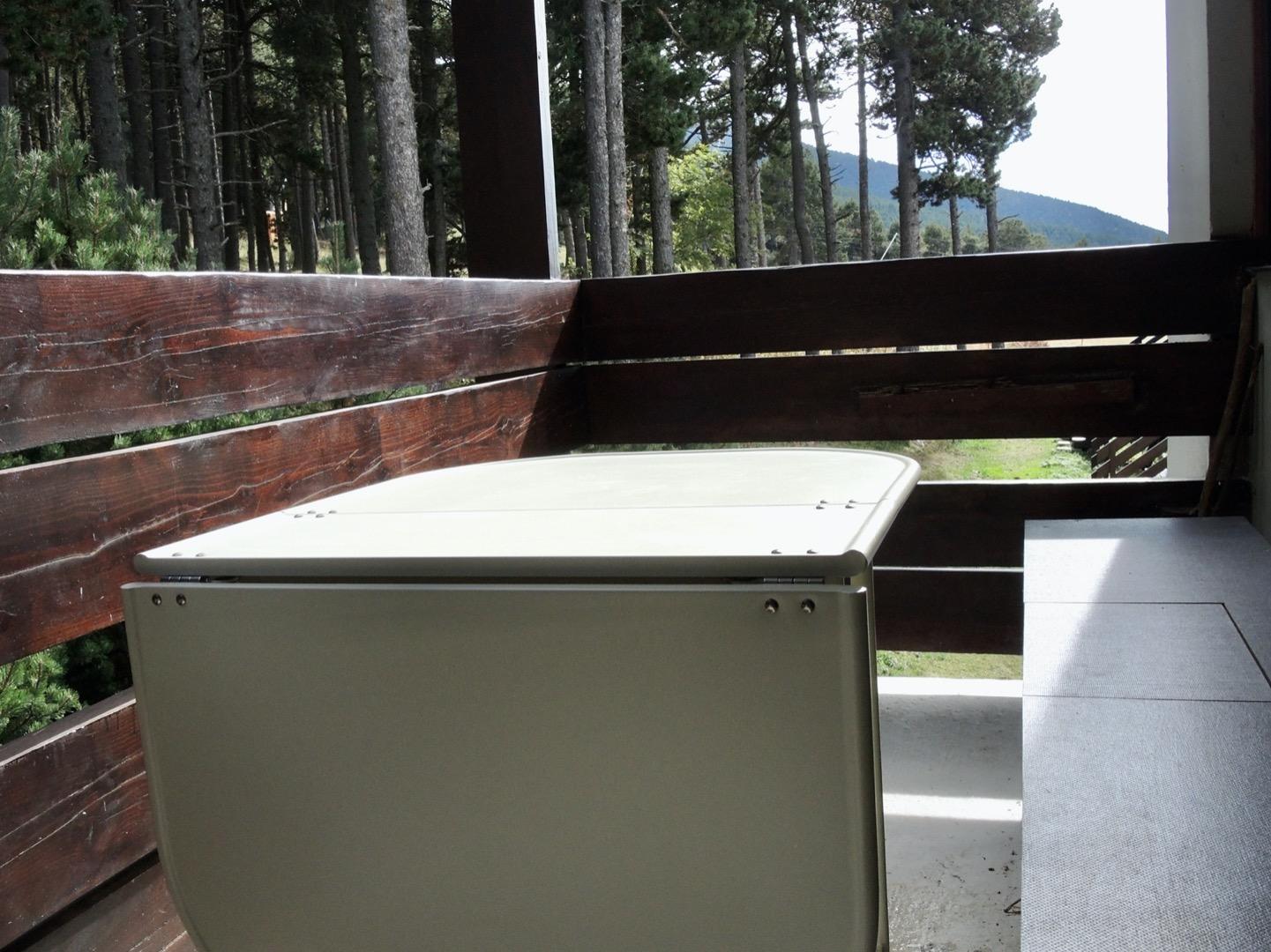 La terrasse face à la forêt et aux pistes.
Sa table, son banc et ses coffres de rangement.