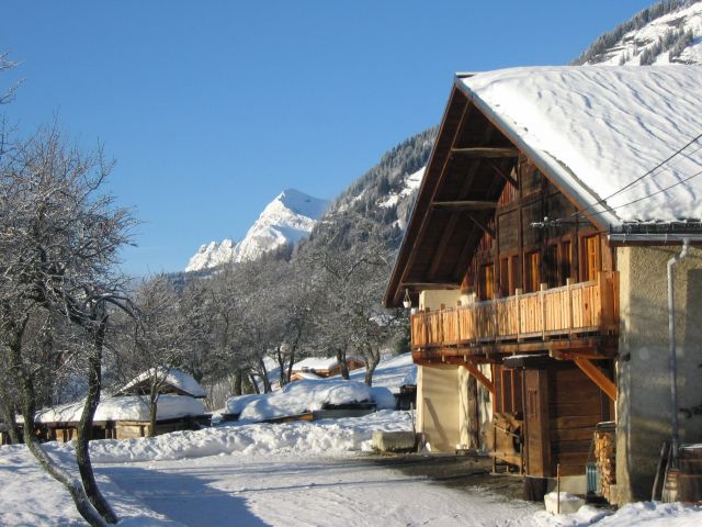 vue sur le Mont Charvin avec champ de neige