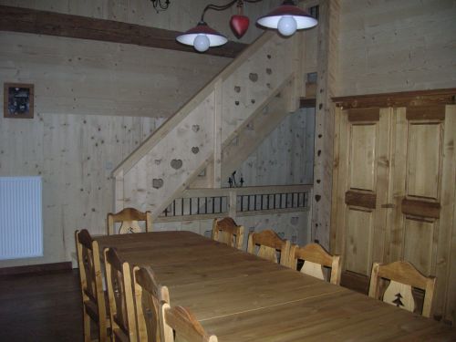 Salle à manger avec l'escalier qui monte à la mezzanine
