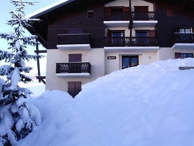 Appartement en rez de jardin.Idéal pour les jeunes enfants.Ils peuvent s'adonner aux plaisirs de la neige tout en étant surveillés par leurs parents de l'appartement.