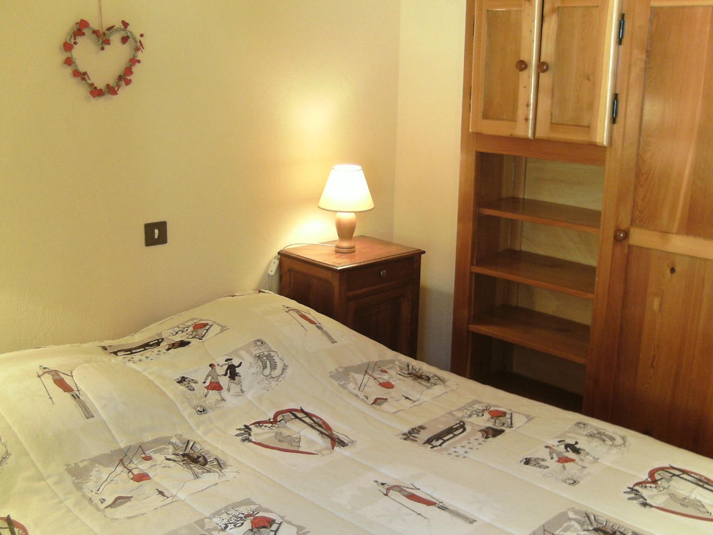 chambre avec un lit double