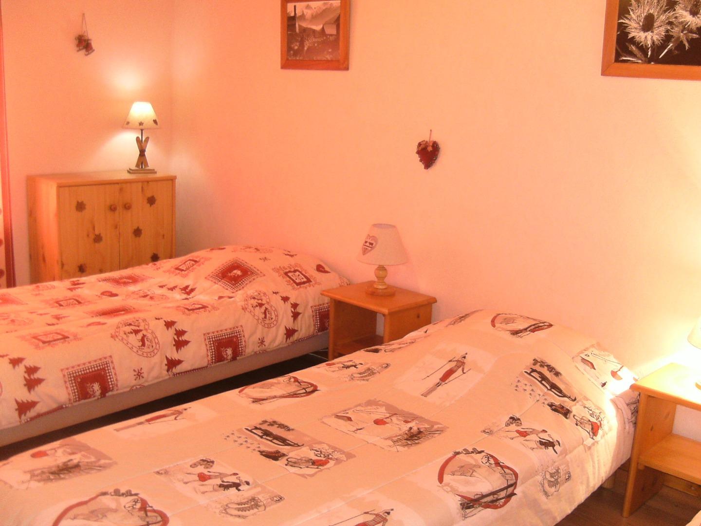 chambre avec 3 lits simples