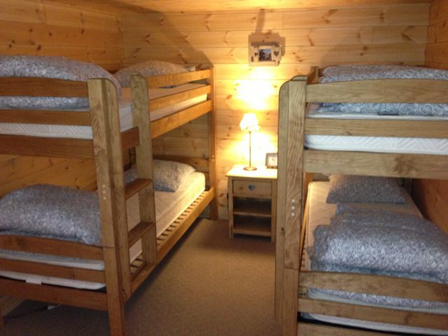 Chambre avec 4 lits superposés 90*190
Un lit tiroir d'appoint 90*190 disponible. 
Commode en pin massif et porte manteaux à l'arrière de la pièce. 