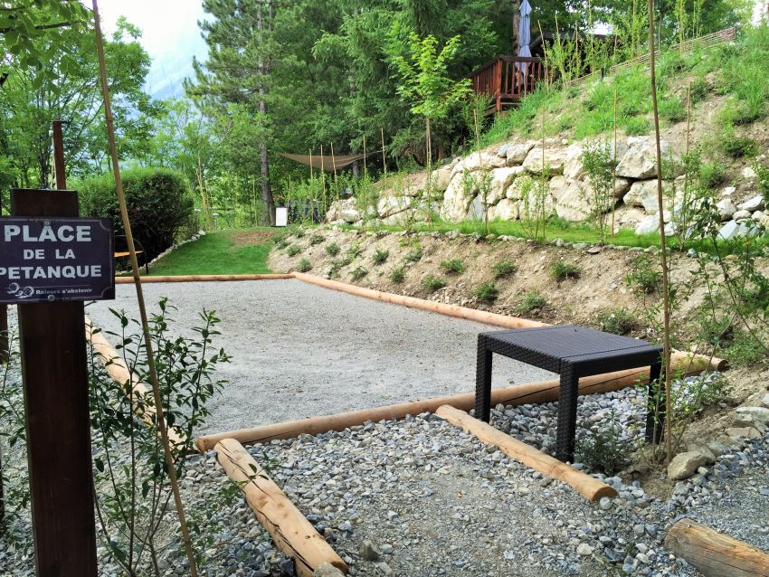 Terrain de pétanque.
Eclairage de nuit