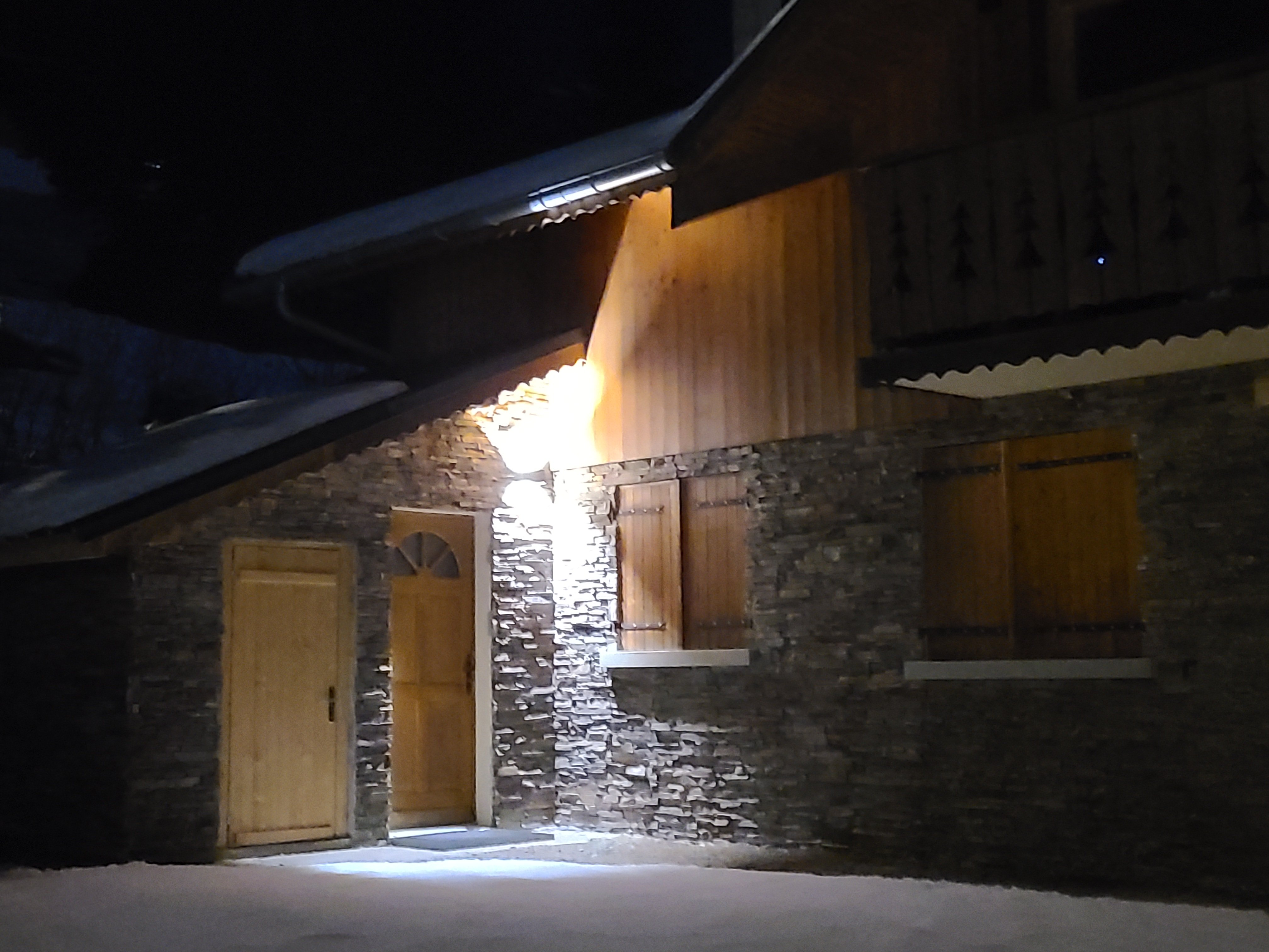 Entrée privative du logement au rez-de-chaussée d'un chalet familial