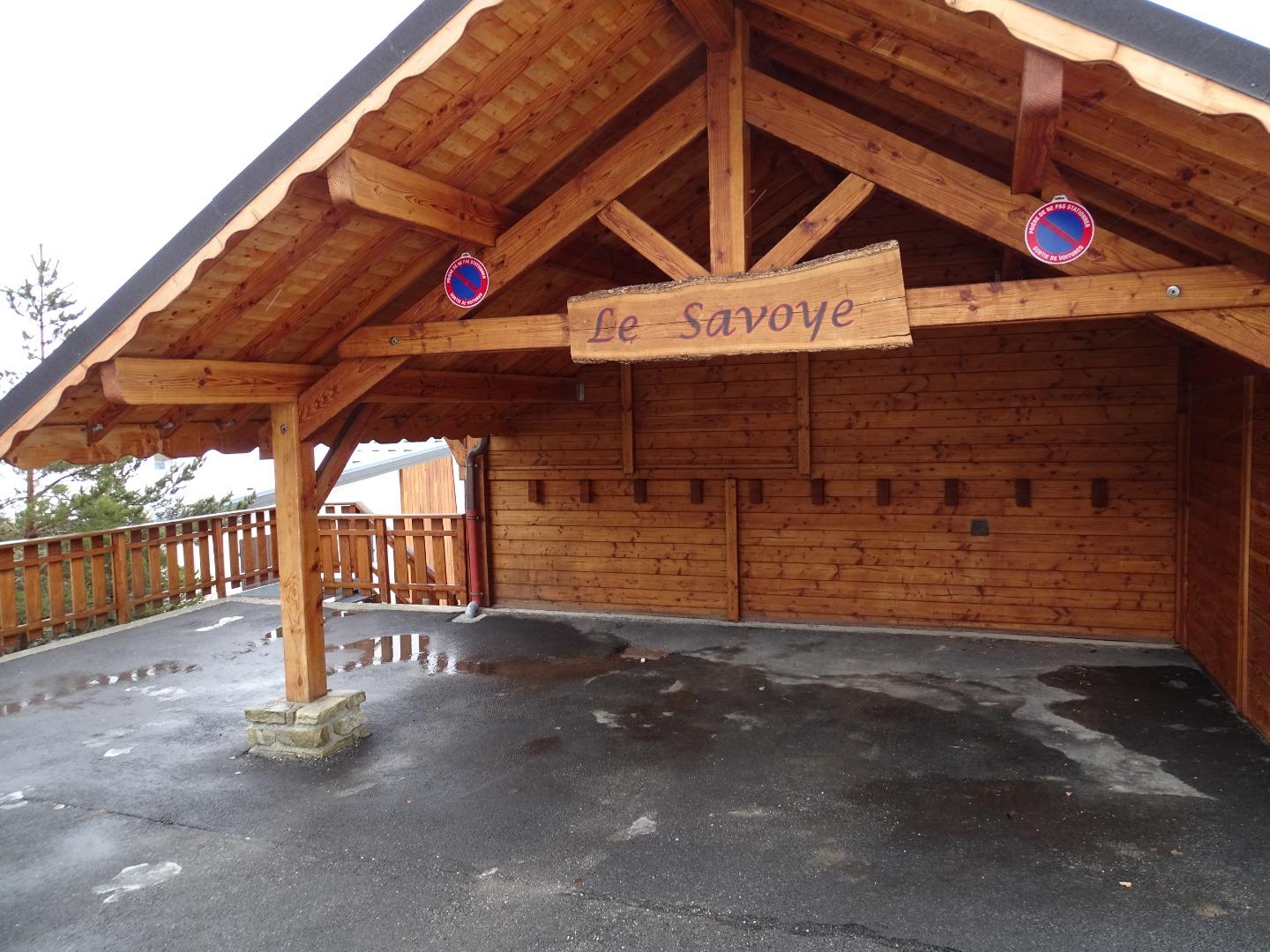 Le parking avec abris voitures