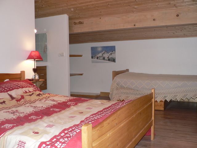 Chambre n° 2 avec 1 lit double, 1 lit simple, 1 salle d'eau, 1 balcon sud.