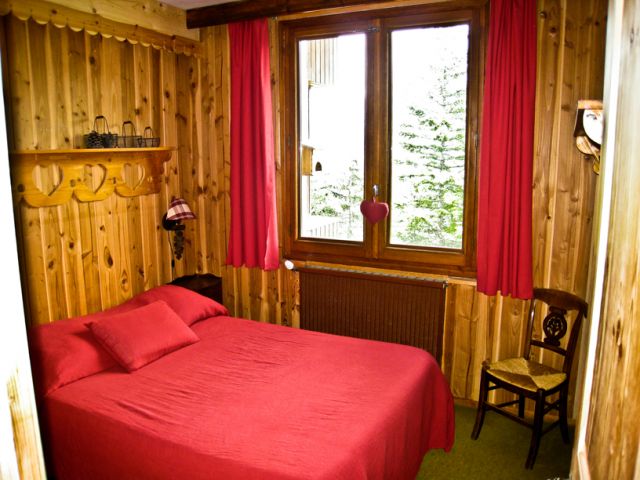Chambre avec vue sur la vallée de l'ubaye,lumineuse orientée au nord
avec un lit double de 140