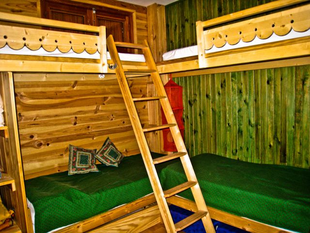 chambre dortoir avec 4 lit de 80x200 et une possibilité de couchage supplémentaire par 3 épaisse mousse
une petite fenêtre orienté à l'EST dans la partie supérieure