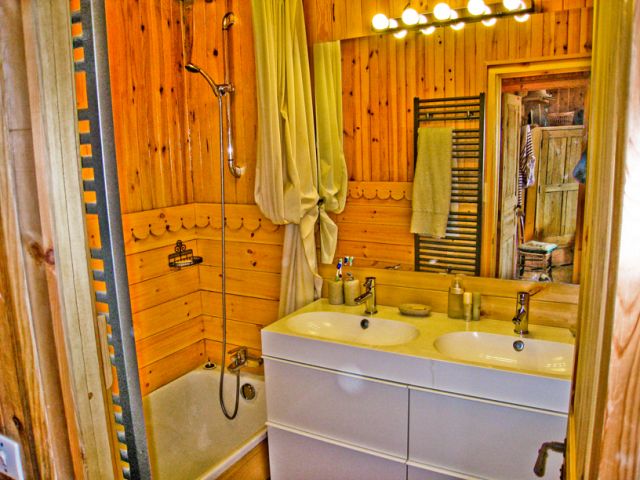 Salle de bain avec baignoire/douche et double vasques