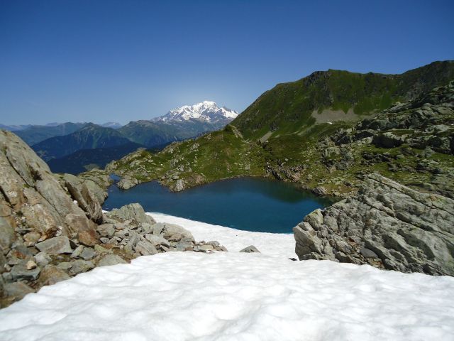 Les balades sont nombreuses et les paysages somptueux, la montagne beaufortaine est parsemée de lacs, de chalets d'alpages, de troupeaux de vaches, chèvres et moutons. Le tintements des clochettes accompagnera souvent vos randonnées.