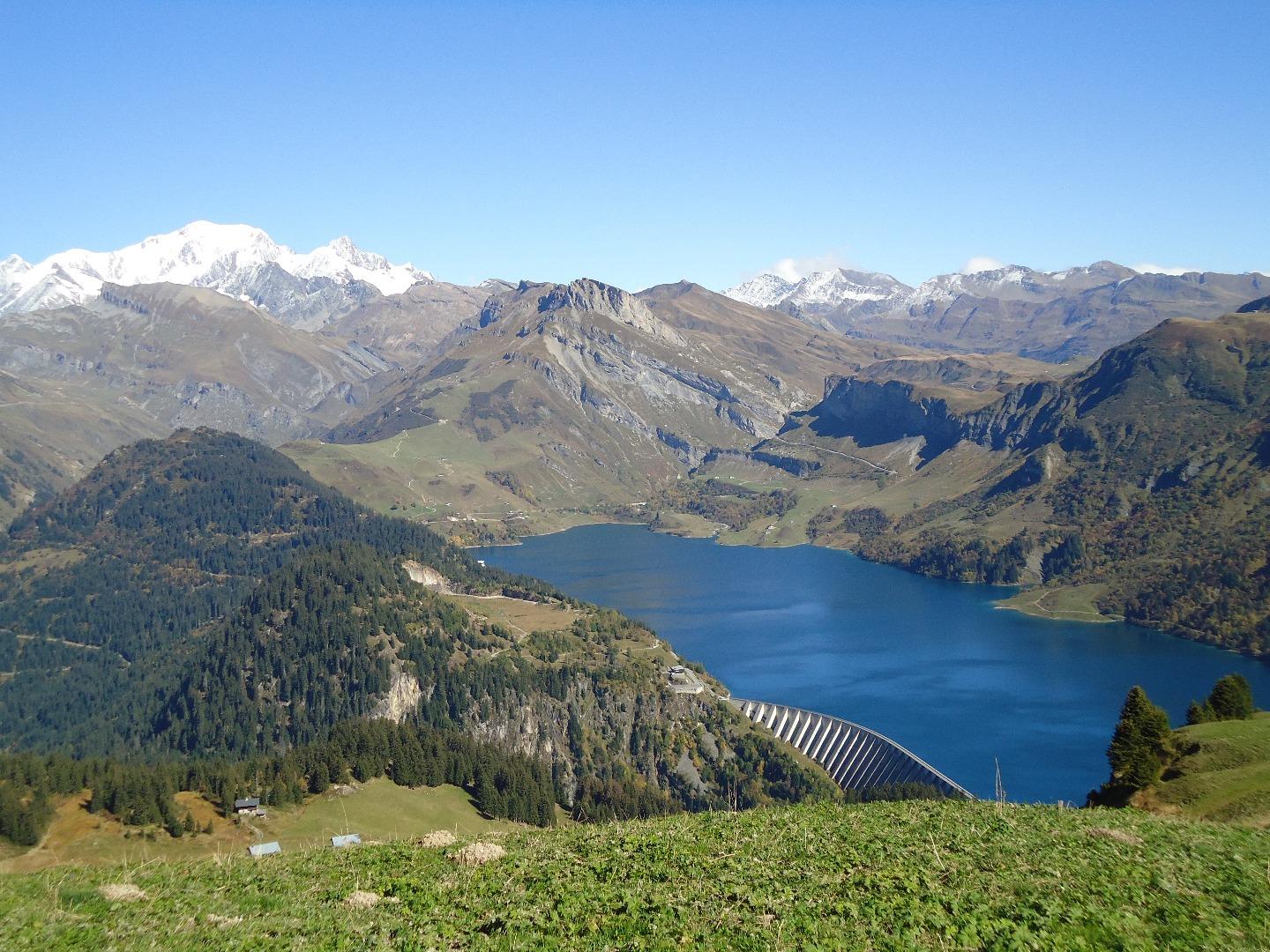 vallée de Roselend, le barrage et la vue sur le Mont-Blanc à 30 minutes de votre location.
