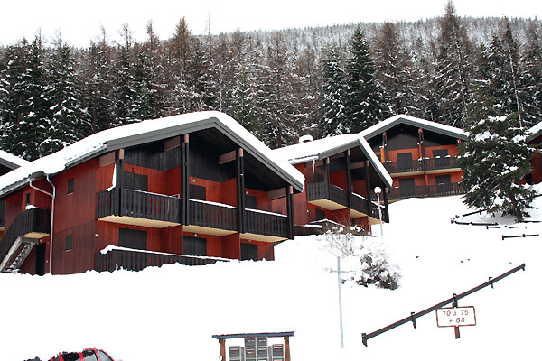 Chalet de six appartements avec entrées individuelles. 
Position centrale en bas sans escaliers. 