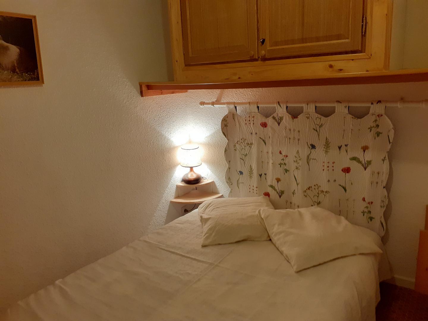 Chambre à coucher deux places, commode et étagères à rangement
Jeux de société (Scrabble, UNO, Rummikub, Solitaire, coffret jeu de dame, petit chevaux etc...)