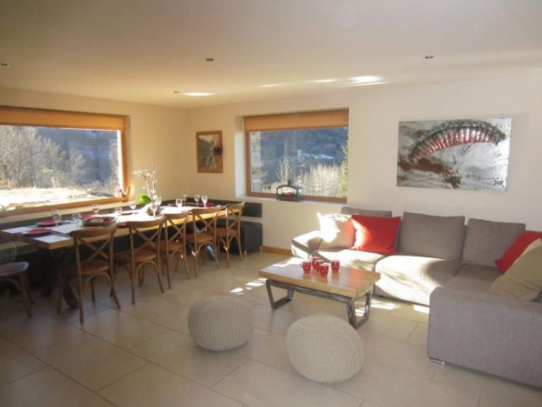 coin repas avec vue sur terrasse et montagne 