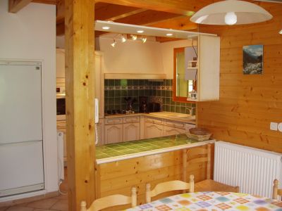 Cuisine ouverte avec tout l’électroménager et les équipements nécessaires (appareil à raclettes, à fondue, machine à café Senseo, bouilloire, grille-pains etc.. ) 